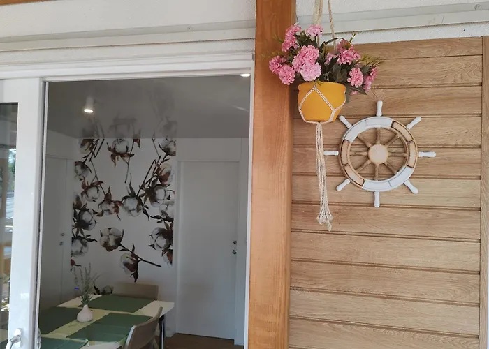 Annika Mar Campeggio *