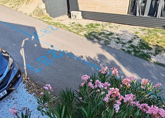 Annika Mar Campeggio *